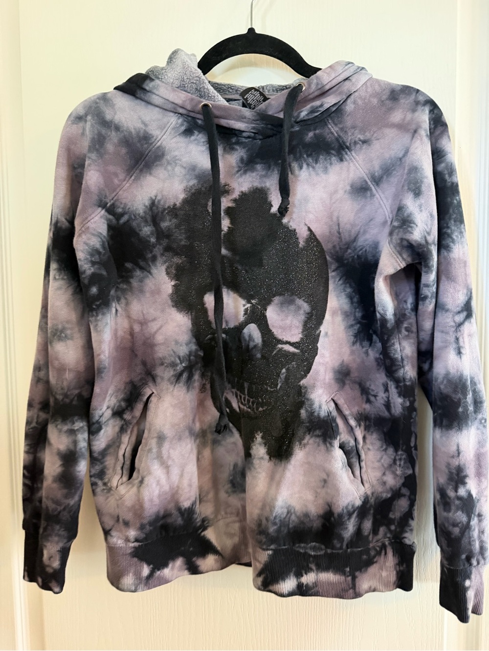 Vintage Hot Topic Tie-Dye Sparkly Skull Graphic Hoodie.  Sz XS